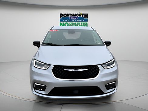 Used 2024 Chrysler Pacifica Touring-L FWD image 9