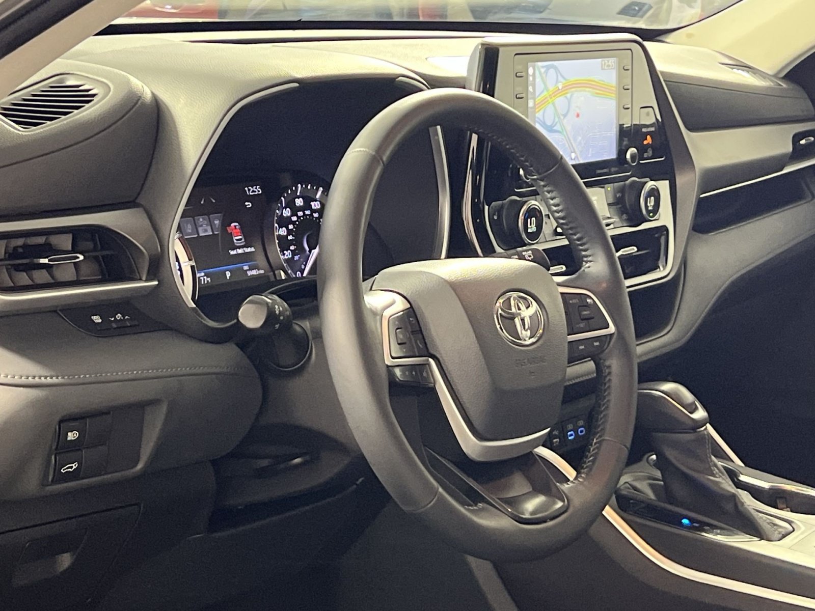 Used 2022 Toyota Highlander XLE AWD/4WD image 14