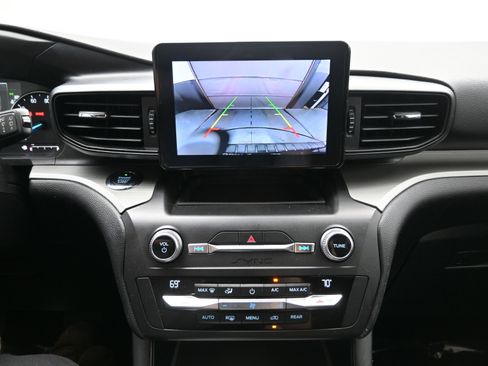 Used 2020 Ford Explorer XLT w/ Class III Trailer Tow Package image 18