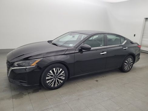 Used 2023 Nissan Altima 2.5 SV image 2