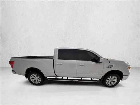 Used 2017 Nissan Titan SL image 4