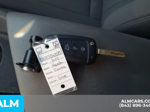 Used 2025 Hyundai Elantra SE FWD image 18