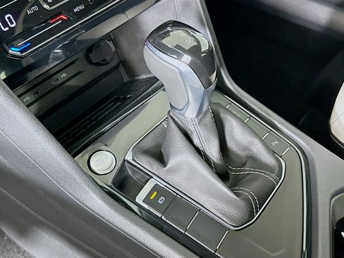 Used 2025 Volkswagen Taos SE image 24