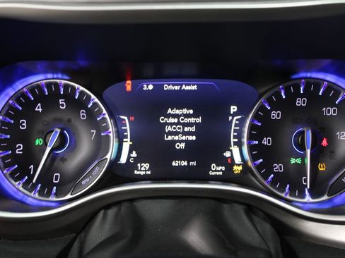 Used 2024 Chrysler Pacifica Touring-L image 21