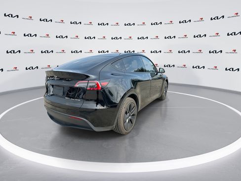 Used 2024 Tesla Model Y Long Range AWD/4WD image 8