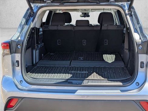 Used 2021 Toyota Highlander LE FWD image 6