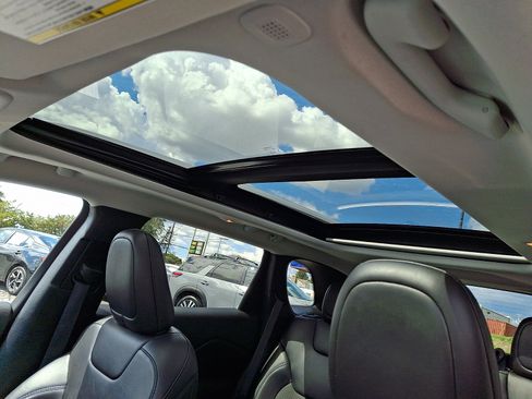 Used 2021 Jeep Cherokee Latitude Plus w/ Sun & Sound Group AWD/4WD image 14