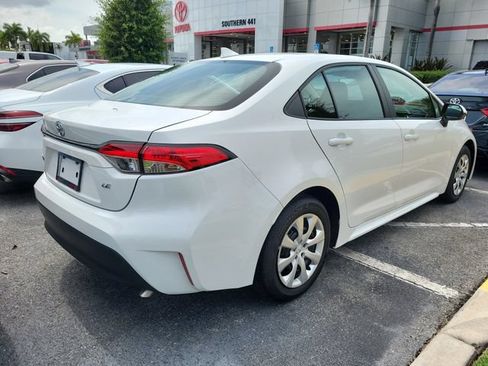 Used 2025 Toyota Corolla LE FWD image 3