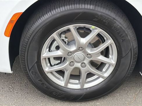 New 2027 Chrysler Pacifica Select FWD image 14