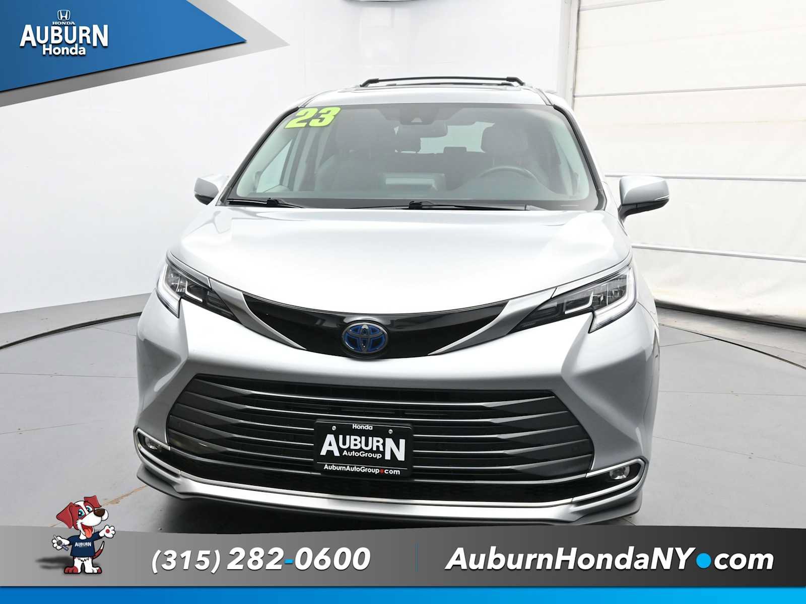 Used 2023 Toyota Sienna Limited AWD/4WD image 3