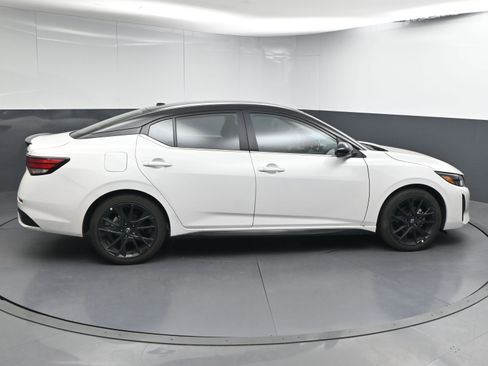 Certified 2025 Nissan Sentra SR w/ Midnight Edition image 9