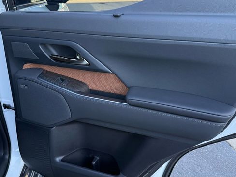 Used 2025 Lexus GX 550 w/ Accessory Package (Z1) image 19