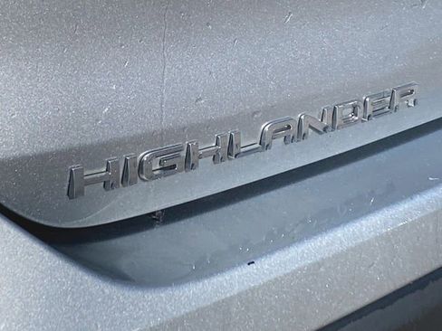 Used 2024 Toyota Highlander LE AWD/4WD image 30