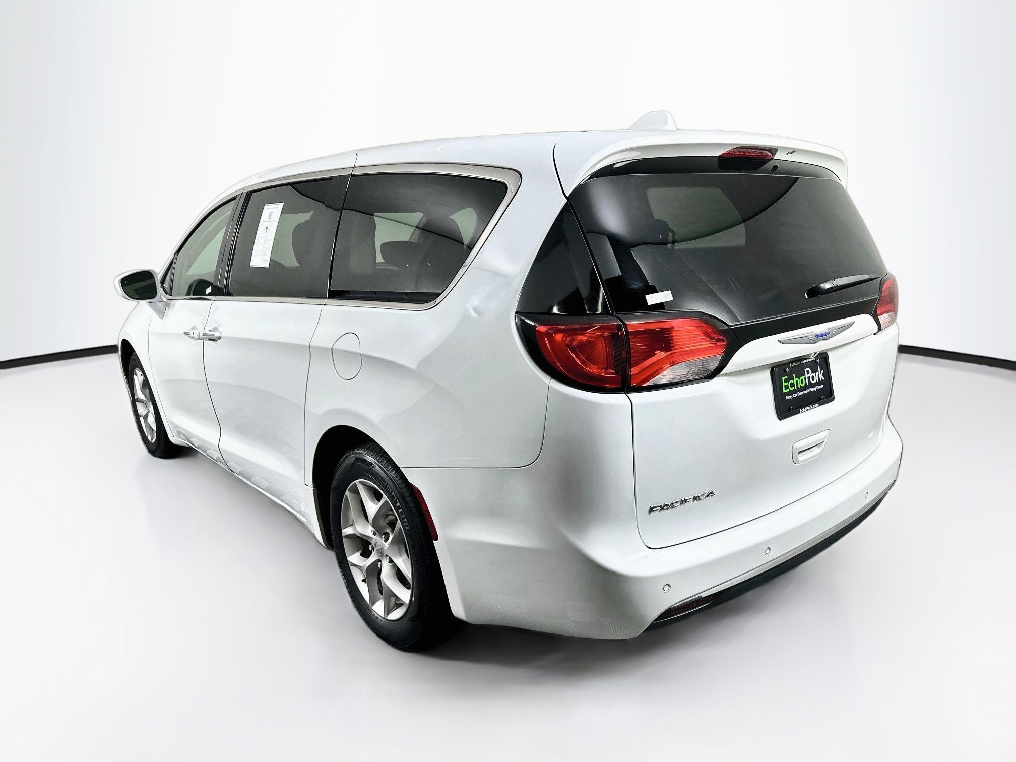 Used 2018 Chrysler Pacifica Touring Plus w/ Tire & Wheel Group FWD image 5