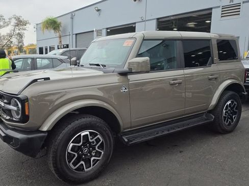 Used 2025 Ford Bronco Outer Banks AWD/4WD image 1