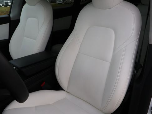 Used 2022 Tesla Model Y Performance image 11