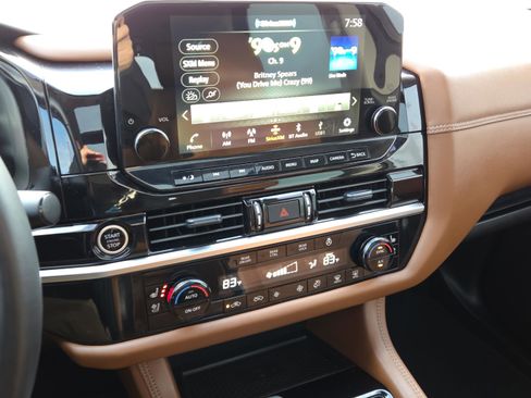 Used 2024 Nissan Pathfinder Platinum w/ Cargo Package image 23