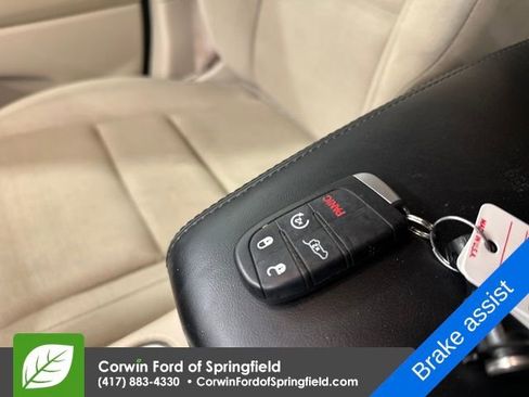 Used 2017 Jeep Grand Cherokee Laredo image 9