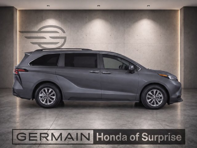 Used 2025 Toyota Sienna XLE FWD image 7