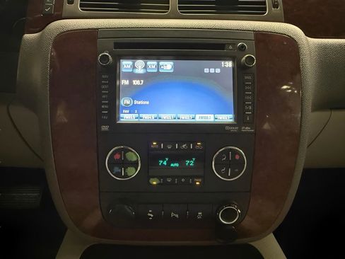 Used 2014 Chevrolet Silverado 2500 LTZ w/ LTZ Plus Package image 18