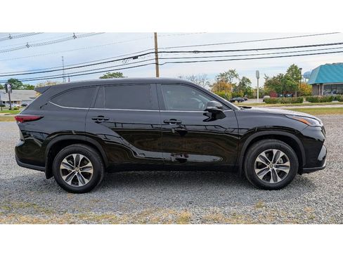 Used 2024 Toyota Highlander XLE image 8