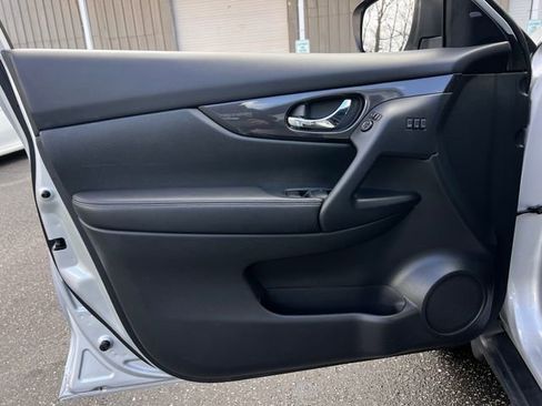 Used 2019 Nissan Rogue SV w/ Premium Package image 10