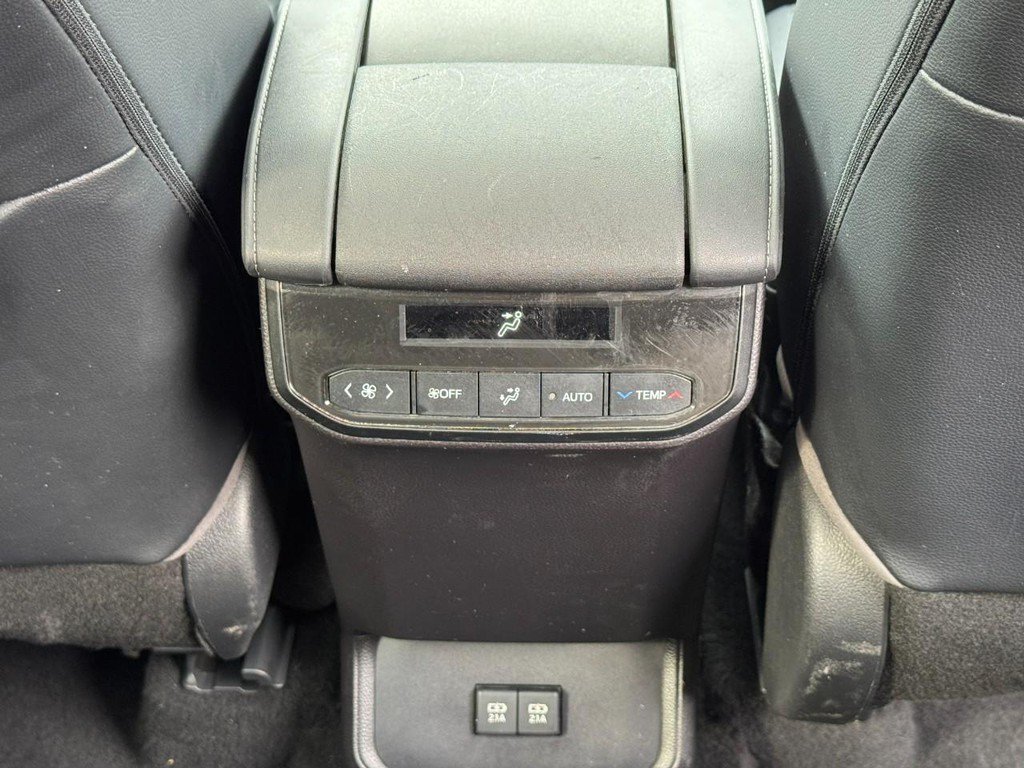 Used 2020 Toyota Highlander XLE AWD/4WD image 17