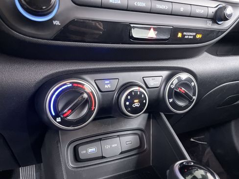 Used 2022 Hyundai Venue SE image 16