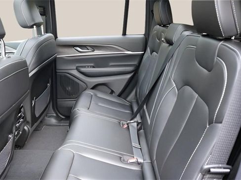 New 2025 Jeep Grand Cherokee Limited image 16