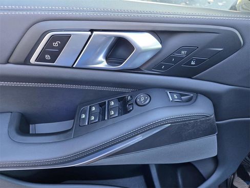 Used 2025 BMW X5 xDrive40i w/ Climate Comfort Package image 17