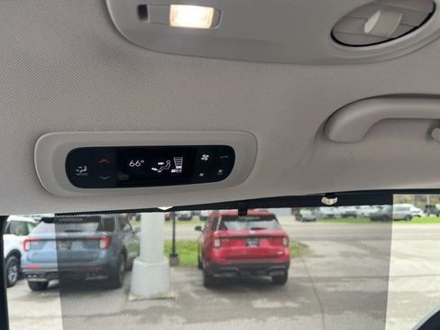 Used 2024 Chrysler Pacifica Touring-L image 44