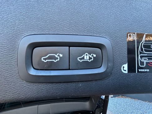 Used 2020 Volvo XC40 T4 Momentum w/ Premium Package image 13