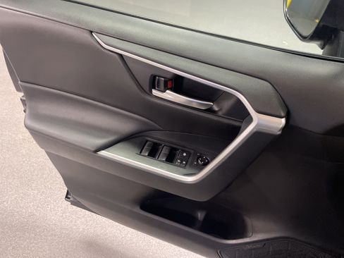 Used 2021 Toyota RAV4 XLE w/ Convenience Package FWD image 14