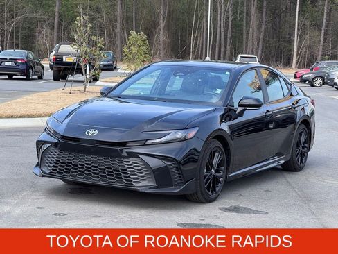 Used 2025 Toyota Camry SE image 2