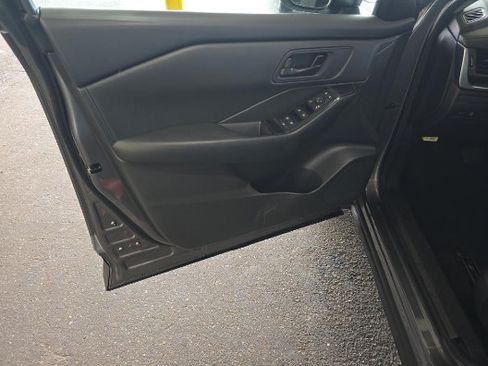 Used 2025 Nissan Rogue S FWD image 8