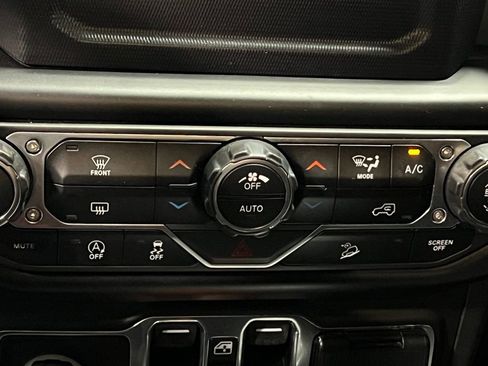 Used 2020 Jeep Wrangler Unlimited Sahara image 35