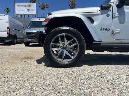 Used 2024 Jeep Wrangler Unlimited w/ Convenience Group AWD/4WD image 12