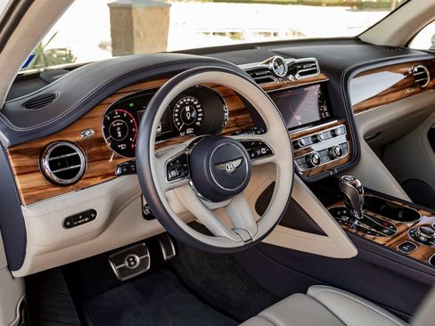 Used 2024 Bentley Bentayga AWD/4WD image 19