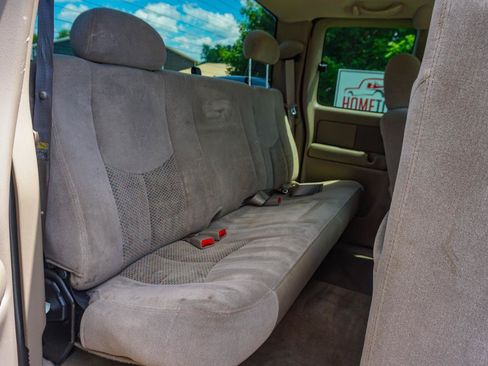 Used 2004 Chevrolet Silverado 2500 LS w/ Heavy-Duty Power Package AWD/4WD image 19