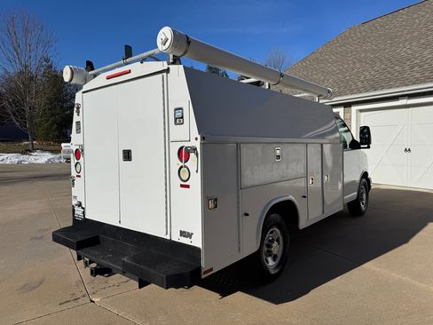 Used 2011 Chevrolet Express 3500 image 8