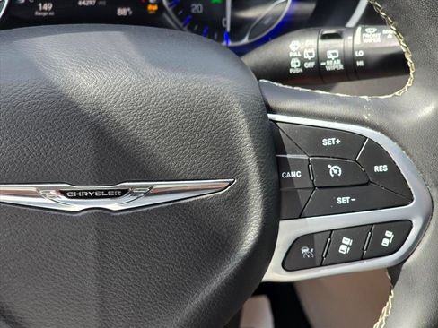 Used 2023 Chrysler Pacifica Touring-L FWD image 17
