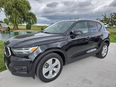 Used 2021 Volvo XC40 T4 Momentum image 1