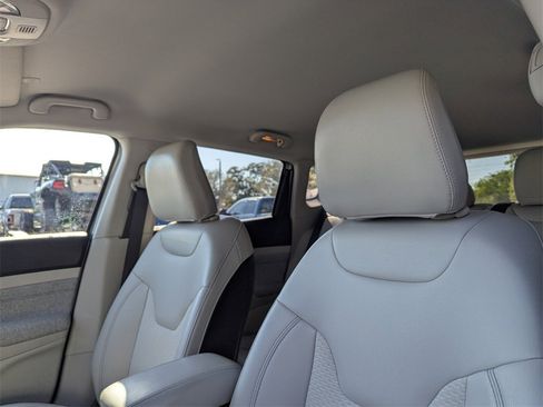 Used 2022 Jeep Compass Latitude image 21