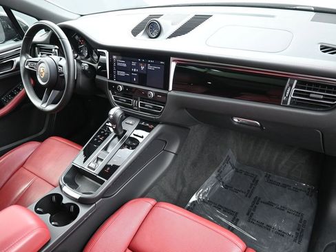 Certified 2024 Porsche Macan AWD/4WD image 31