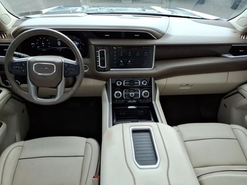 Used 2022 GMC Yukon Denali w/ Denali Premium Package AWD/4WD image 13