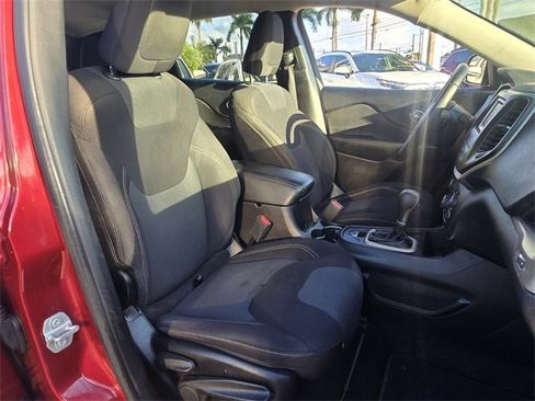 Used 2017 Jeep Cherokee Latitude w/ Comfort/Convenience Group image 19