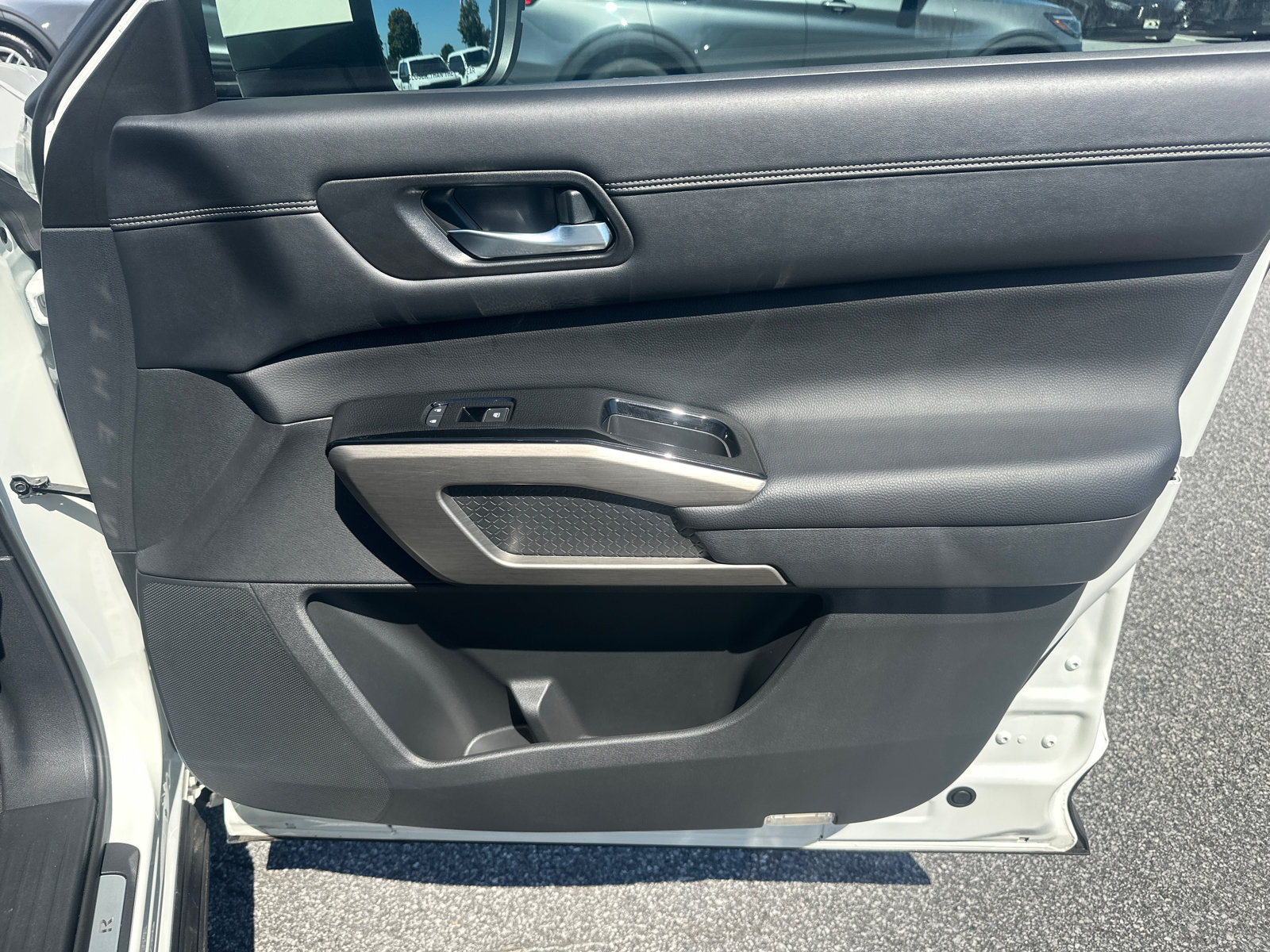 Used 2022 Nissan Pathfinder Platinum w/ Cargo Package FWD image 14