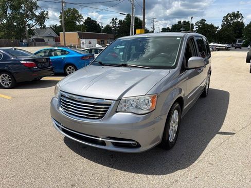 Used 2014 Chrysler Town & Country Touring FWD image 4