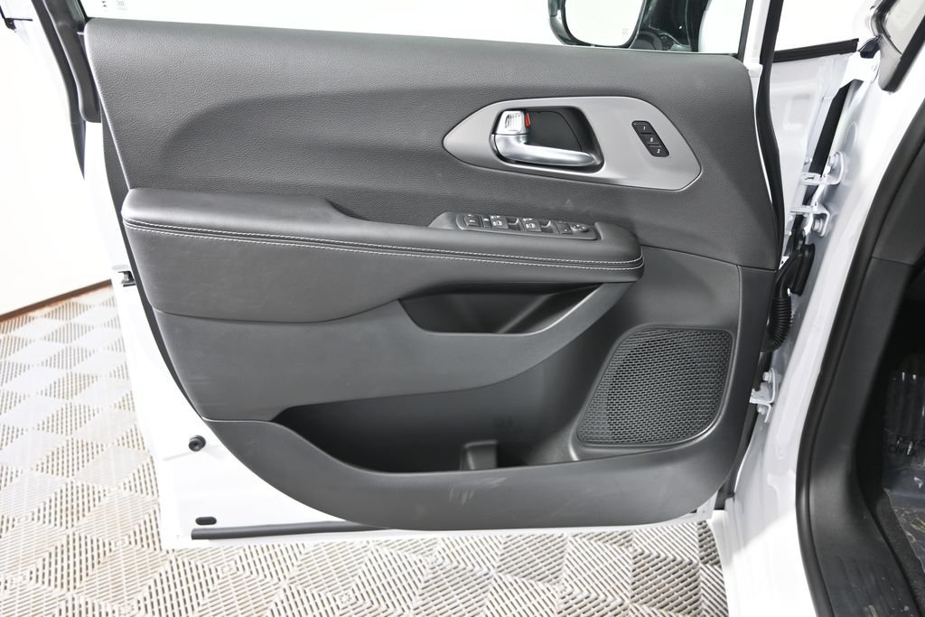 New 2027 Chrysler Pacifica Select AWD/4WD image 20