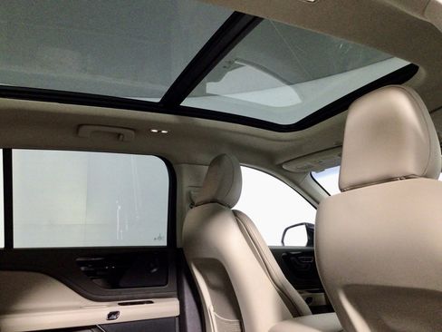 Used 2023 Lincoln Aviator Reserve w/ Equipment Group 201A image 3